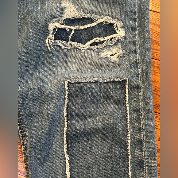 American Eagle Tomgirl Distressed Relaxed Jeans - Size 2 (Short 27”) Medium Wash - Picture 13 of 15